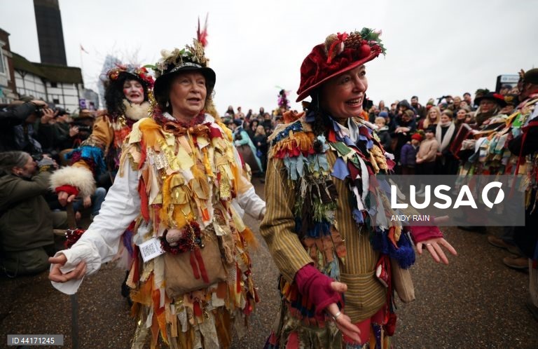 Londres: Celebração da "Décima Segunda Noite", uma festa cristã que se realiza na última noite dos Doze Dias de Natal