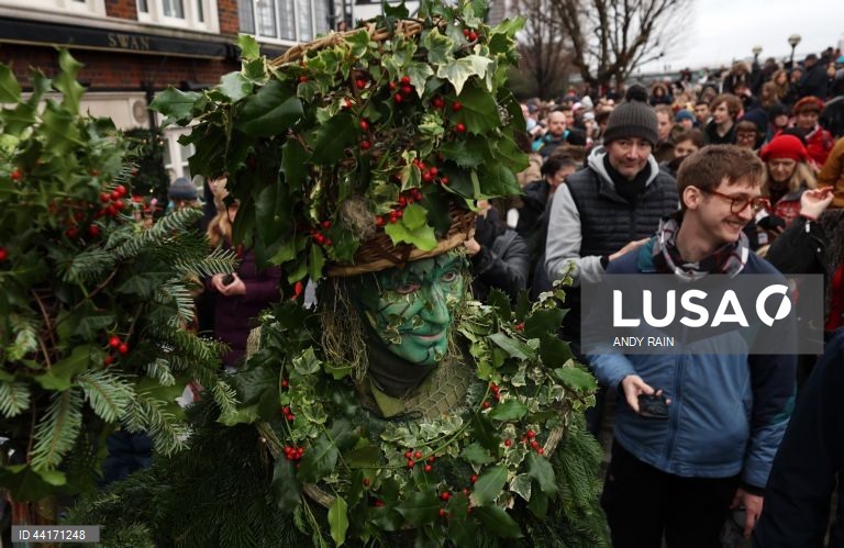 Londres: Celebração da "Décima Segunda Noite", uma festa cristã que se realiza na última noite dos Doze Dias de Natal