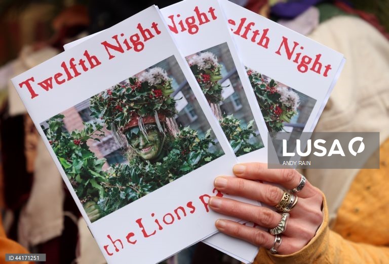 Londres: Celebração da "Décima Segunda Noite", uma festa cristã que se realiza na última noite dos Doze Dias de Natal