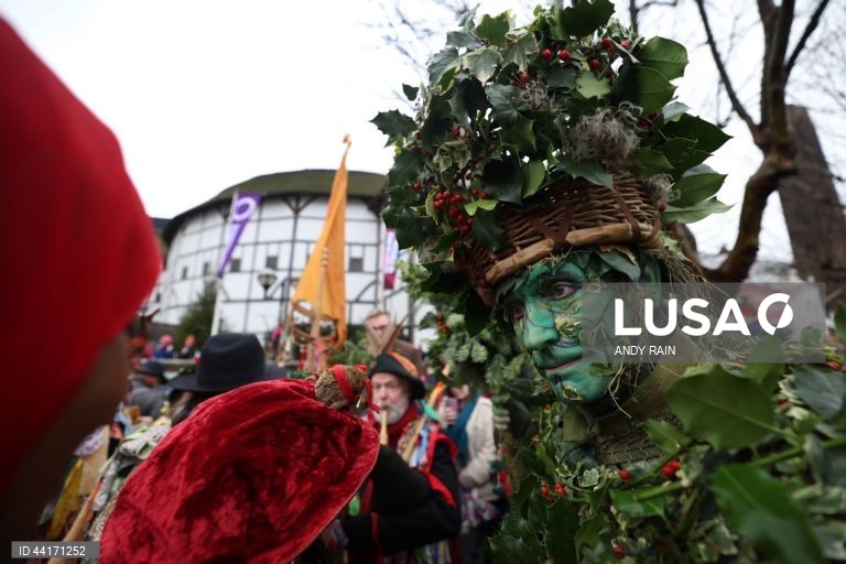 Londres: Celebração da "Décima Segunda Noite", uma festa cristã que se realiza na última noite dos Doze Dias de Natal