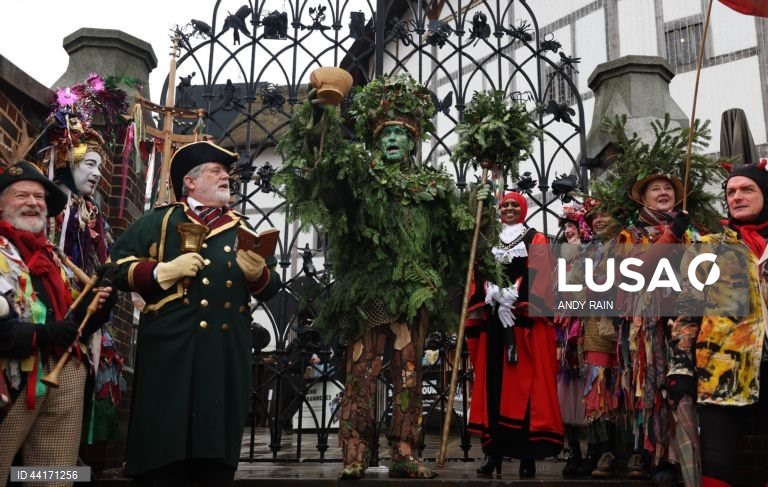 Londres: Celebração da "Décima Segunda Noite", uma festa cristã que se realiza na última noite dos Doze Dias de Natal