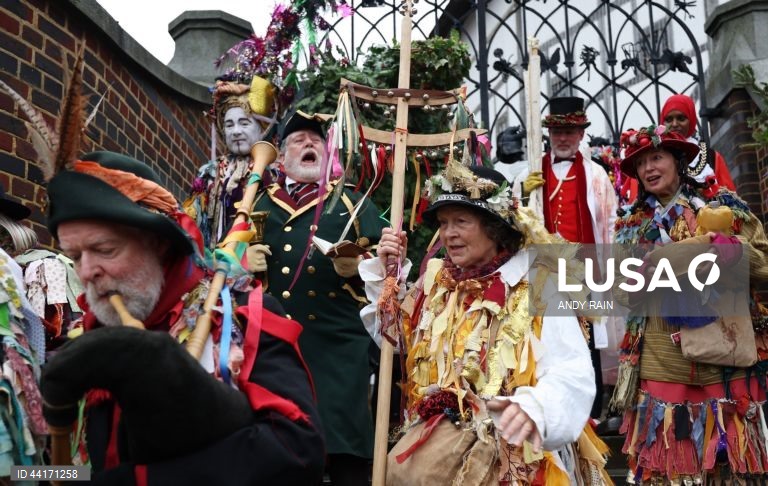 Londres: Celebração da "Décima Segunda Noite", uma festa cristã que se realiza na última noite dos Doze Dias de Natal