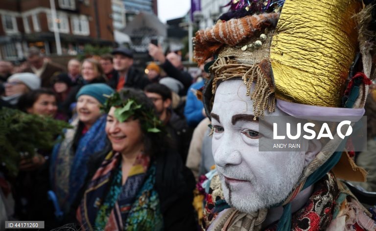 Londres: Celebração da "Décima Segunda Noite", uma festa cristã que se realiza na última noite dos Doze Dias de Natal