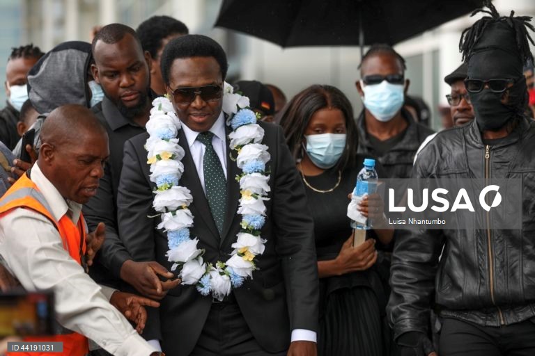 O candidato presidencial Venâncio Mondlane chegou a Maputo, Moçambique, depois de dois meses e meio a liderar a contestação aos resultados das eleições gerais a partir do exterior e sob fortes medidas de segurança na zona do aeroporto.