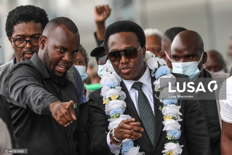 O candidato presidencial Venâncio Mondlane chegou a Maputo, Moçambique, depois de dois meses e meio a liderar a contestação aos resultados das eleições gerais a partir do exterior e sob fortes medidas de segurança na zona do aeroporto.