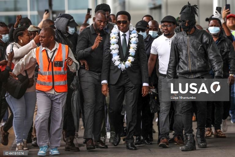 O candidato presidencial Venâncio Mondlane chegou a Maputo, Moçambique, depois de dois meses e meio a liderar a contestação aos resultados das eleições gerais a partir do exterior e sob fortes medidas de segurança na zona do aeroporto.