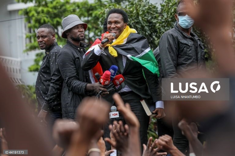 O candidato presidencial Venâncio Mondlane chegou a Maputo, Moçambique, depois de dois meses e meio a liderar a contestação aos resultados das eleições gerais a partir do exterior e sob fortes medidas de segurança na zona do aeroporto.