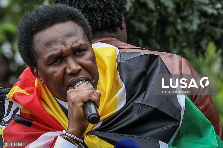 O candidato presidencial Venâncio Mondlane chegou a Maputo, Moçambique, depois de dois meses e meio a liderar a contestação aos resultados das eleições gerais a partir do exterior e sob fortes medidas de segurança na zona do aeroporto.
