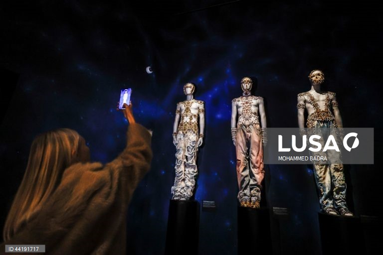 Paris: Inauguração da exposição Dolce & Gabbana no Grand Palais.