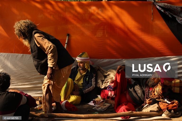 Índia: Peregrinos chegam ao campo de Babughat para a feira anual de Ganga Sagar