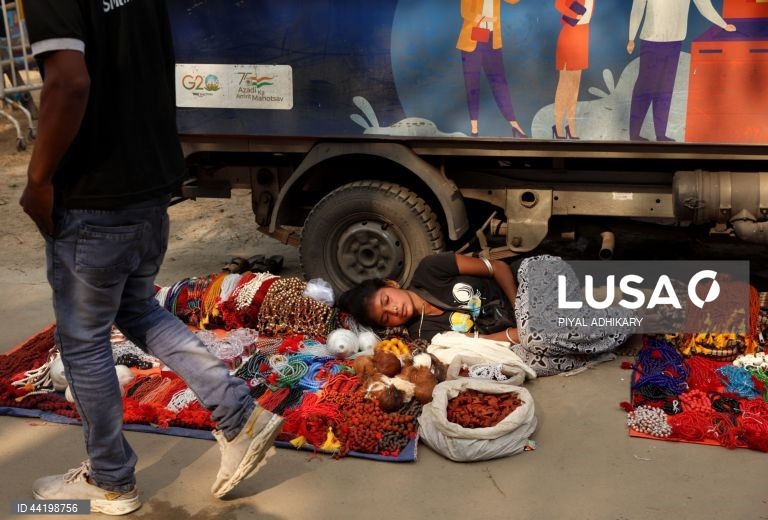 Índia: Peregrinos chegam ao campo de Babughat para a feira anual de Ganga Sagar