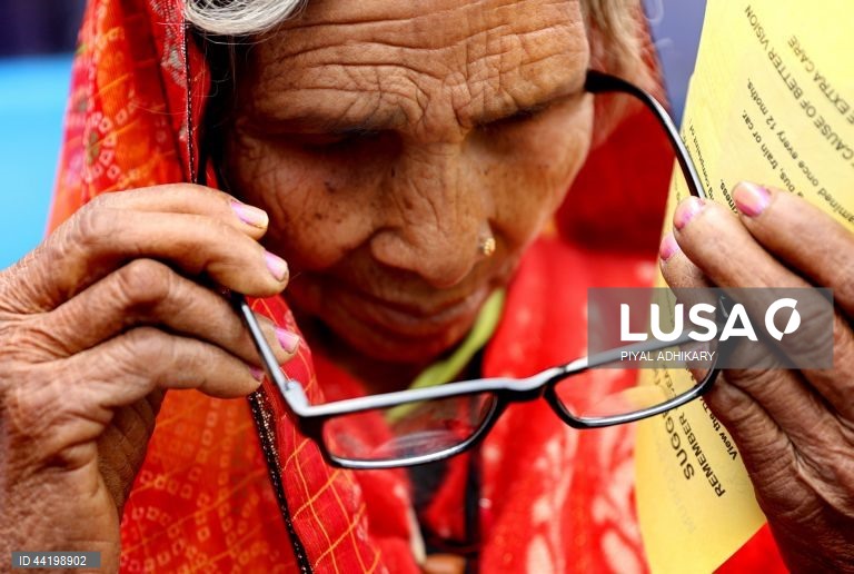 Índia: Peregrinos chegam ao campo de Babughat para a feira anual de Ganga Sagar