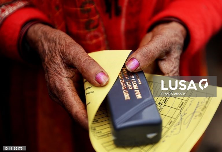 Índia: Peregrinos chegam ao campo de Babughat para a feira anual de Ganga Sagar