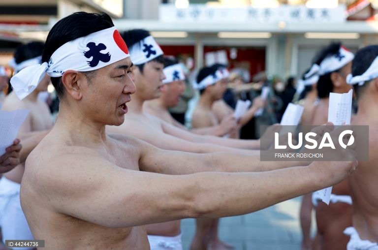 Homens vestidos apenas com tangas banham-se com água gelada para uma cerimónia de purificação no Santuário Kanda Myojin em Tóquio, Japão. Cerca de 40 pessoas participaram no evento anual para rezarem pela sua saúde e se purificarem para o novo ano. 