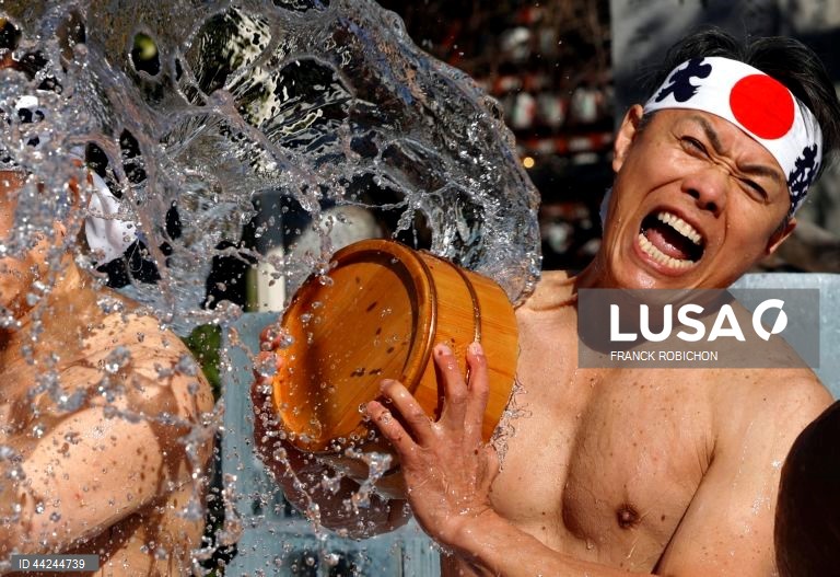 Homens vestidos apenas com tangas banham-se com água gelada para uma cerimónia de purificação no Santuário Kanda Myojin em Tóquio, Japão. Cerca de 40 pessoas participaram no evento anual para rezarem pela sua saúde e se purificarem para o novo ano. 