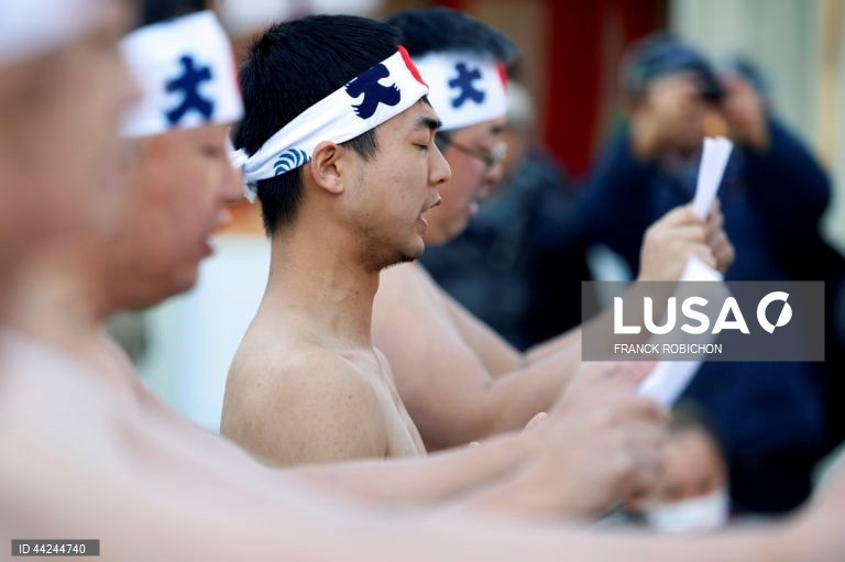 Homens vestidos apenas com tangas banham-se com água gelada para uma cerimónia de purificação no Santuário Kanda Myojin em Tóquio, Japão. Cerca de 40 pessoas participaram no evento anual para rezarem pela sua saúde e se purificarem para o novo ano. 