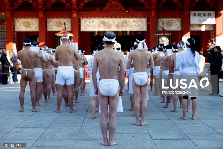 Homens vestidos apenas com tangas banham-se com água gelada para uma cerimónia de purificação no Santuário Kanda Myojin em Tóquio, Japão. Cerca de 40 pessoas participaram no evento anual para rezarem pela sua saúde e se purificarem para o novo ano. 
