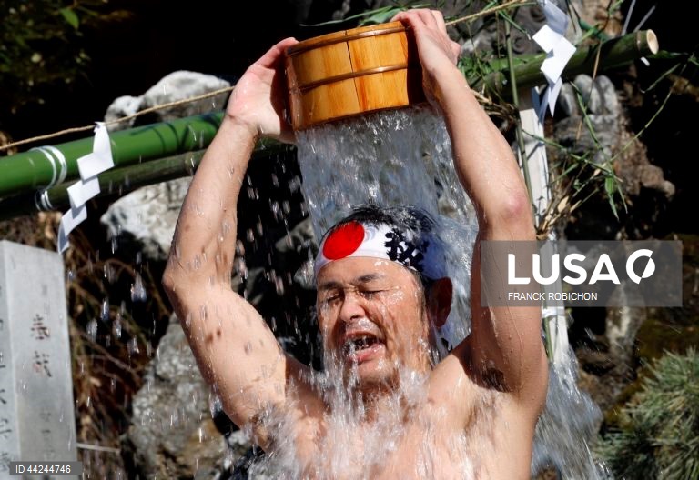 Homens vestidos apenas com tangas banham-se com água gelada para uma cerimónia de purificação no Santuário Kanda Myojin em Tóquio, Japão. Cerca de 40 pessoas participaram no evento anual para rezarem pela sua saúde e se purificarem para o novo ano. 