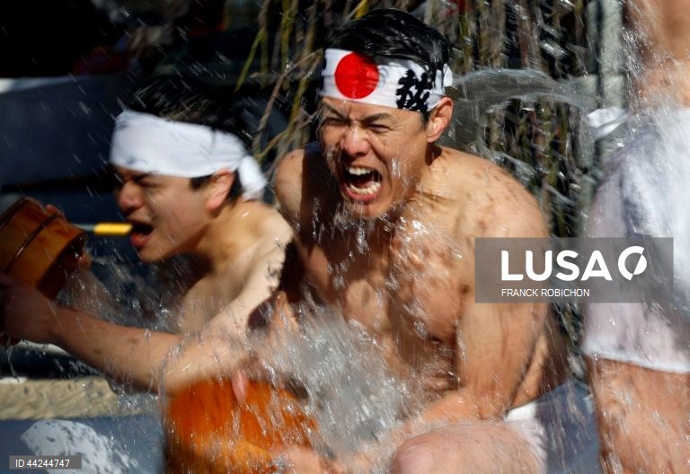 Homens vestidos apenas com tangas banham-se com água gelada para uma cerimónia de purificação no Santuário Kanda Myojin em Tóquio, Japão. Cerca de 40 pessoas participaram no evento anual para rezarem pela sua saúde e se purificarem para o novo ano. 