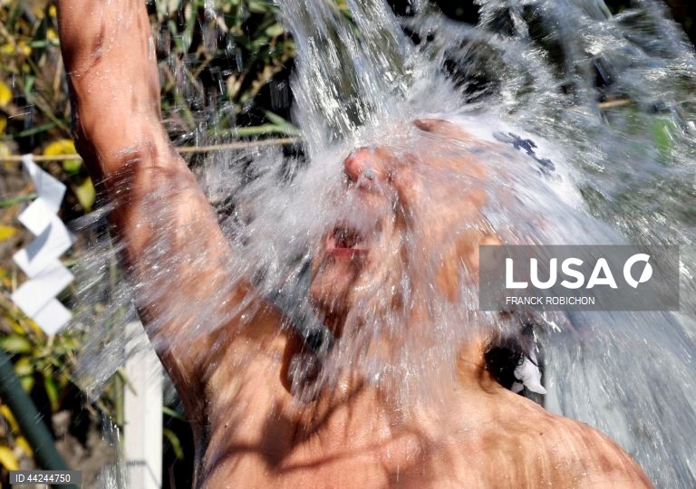 Homens vestidos apenas com tangas banham-se com água gelada para uma cerimónia de purificação no Santuário Kanda Myojin em Tóquio, Japão. Cerca de 40 pessoas participaram no evento anual para rezarem pela sua saúde e se purificarem para o novo ano. 