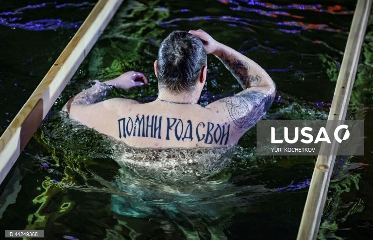 Crentes ortodoxos russos dão um mergulho na água gelada de um lago durante as celebrações do feriado ortodoxo da Epifania em Moscovo, Rússia. As pessoas acreditam que mergulhar em águas abençoadas durante o feriado da Epifania fortalece o espírito e o corpo.