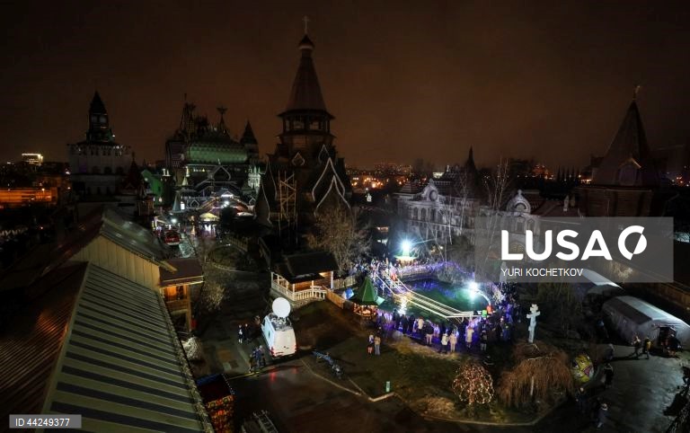 Crentes ortodoxos russos dão um mergulho na água gelada de um lago durante as celebrações do feriado ortodoxo da Epifania em Moscovo, Rússia. As pessoas acreditam que mergulhar em águas abençoadas durante o feriado da Epifania fortalece o espírito e o corpo.