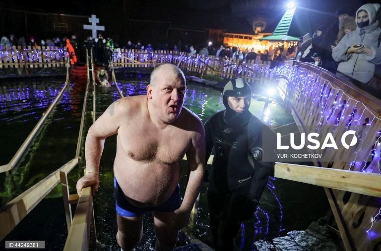 Crentes ortodoxos russos dão um mergulho na água gelada de um lago durante as celebrações do feriado ortodoxo da Epifania em Moscovo, Rússia. As pessoas acreditam que mergulhar em águas abençoadas durante o feriado da Epifania fortalece o espírito e o corpo.