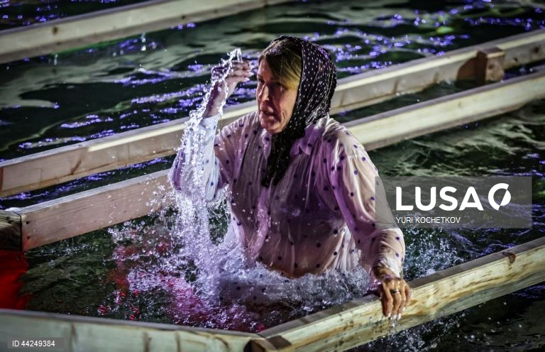 Crentes ortodoxos russos dão um mergulho na água gelada de um lago durante as celebrações do feriado ortodoxo da Epifania em Moscovo, Rússia. As pessoas acreditam que mergulhar em águas abençoadas durante o feriado da Epifania fortalece o espírito e o corpo.