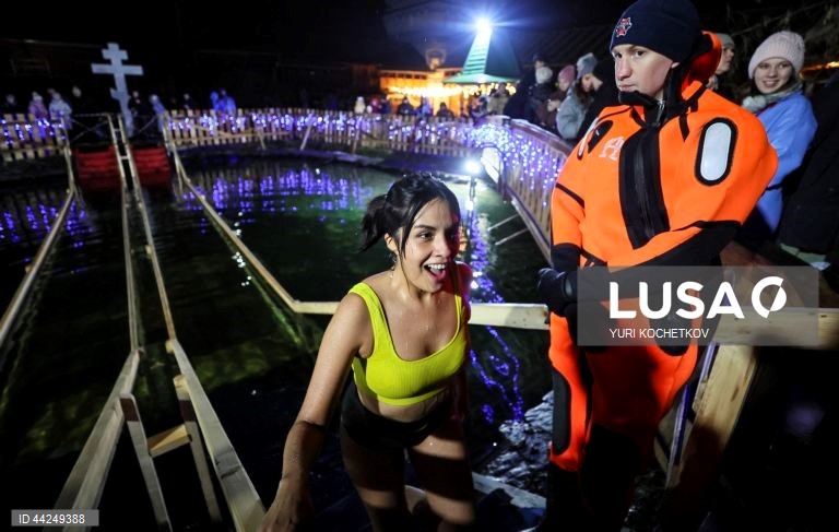 Crentes ortodoxos russos dão um mergulho na água gelada de um lago durante as celebrações do feriado ortodoxo da Epifania em Moscovo, Rússia. As pessoas acreditam que mergulhar em águas abençoadas durante o feriado da Epifania fortalece o espírito e o corpo.
