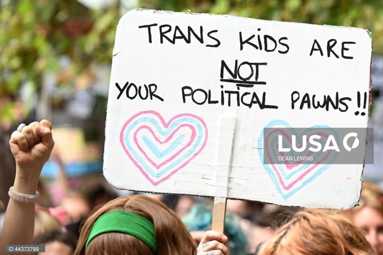 Manifestantes reúnem-se durante uma manifestação do Dia Nacional de Ação para a Proteção da Juventude Transgénero na Pride Square, em Newtown, Sydney, Austrália. Estão a ser realizadas manifestações de apoio aos jovens transgénero em todo o país para protestar contra leis que os defensores dizem ser um ataque com motivações políticas. 