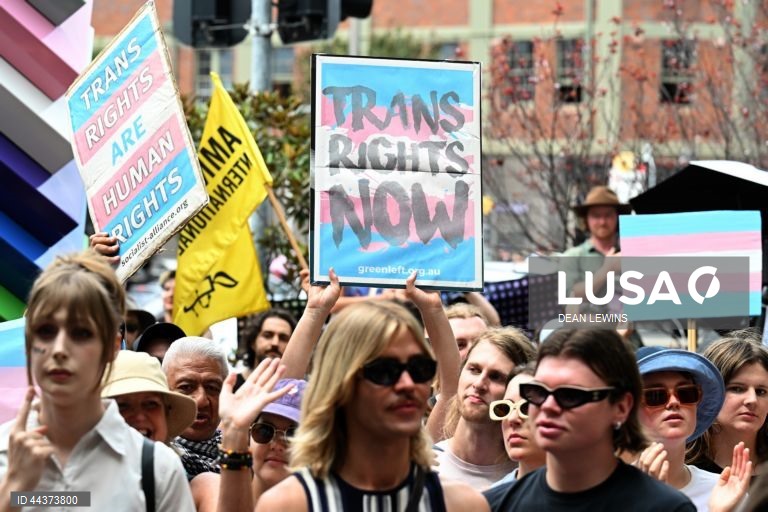 Manifestantes reúnem-se durante uma manifestação do Dia Nacional de Ação para a Proteção da Juventude Transgénero na Pride Square, em Newtown, Sydney, Austrália. Estão a ser realizadas manifestações de apoio aos jovens transgénero em todo o país para protestar contra leis que os defensores dizem ser um ataque com motivações políticas. 