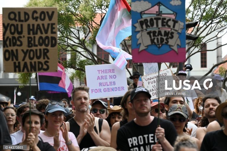 Manifestantes reúnem-se durante uma manifestação do Dia Nacional de Ação para a Proteção da Juventude Transgénero na Pride Square, em Newtown, Sydney, Austrália. Estão a ser realizadas manifestações de apoio aos jovens transgénero em todo o país para protestar contra leis que os defensores dizem ser um ataque com motivações políticas. 