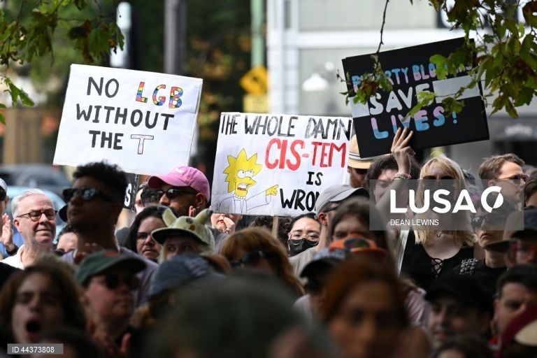 Manifestantes reúnem-se durante uma manifestação do Dia Nacional de Ação para a Proteção da Juventude Transgénero na Pride Square, em Newtown, Sydney, Austrália. Estão a ser realizadas manifestações de apoio aos jovens transgénero em todo o país para protestar contra leis que os defensores dizem ser um ataque com motivações políticas. 