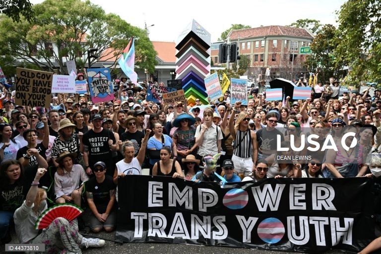 Manifestantes reúnem-se durante uma manifestação do Dia Nacional de Ação para a Proteção da Juventude Transgénero na Pride Square, em Newtown, Sydney, Austrália. Estão a ser realizadas manifestações de apoio aos jovens transgénero em todo o país para protestar contra leis que os defensores dizem ser um ataque com motivações políticas. 