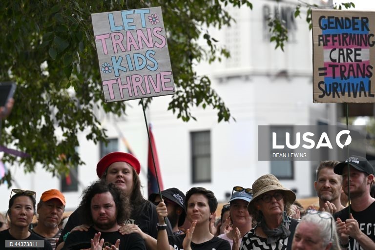 Manifestantes reúnem-se durante uma manifestação do Dia Nacional de Ação para a Proteção da Juventude Transgénero na Pride Square, em Newtown, Sydney, Austrália. Estão a ser realizadas manifestações de apoio aos jovens transgénero em todo o país para protestar contra leis que os defensores dizem ser um ataque com motivações políticas. 