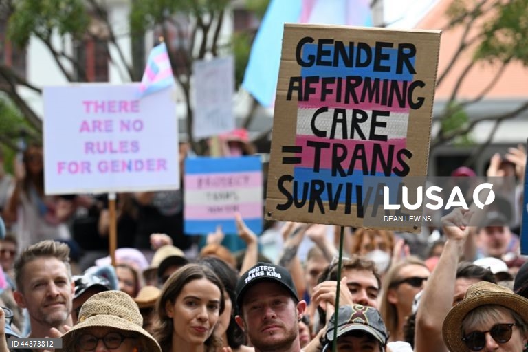 Manifestantes reúnem-se durante uma manifestação do Dia Nacional de Ação para a Proteção da Juventude Transgénero na Pride Square, em Newtown, Sydney, Austrália. Estão a ser realizadas manifestações de apoio aos jovens transgénero em todo o país para protestar contra leis que os defensores dizem ser um ataque com motivações políticas. 