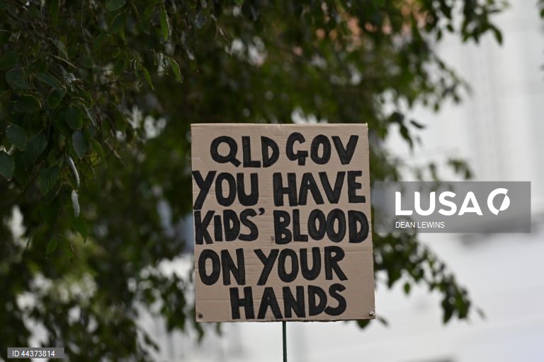Manifestantes reúnem-se durante uma manifestação do Dia Nacional de Ação para a Proteção da Juventude Transgénero na Pride Square, em Newtown, Sydney, Austrália. Estão a ser realizadas manifestações de apoio aos jovens transgénero em todo o país para protestar contra leis que os defensores dizem ser um ataque com motivações políticas. 