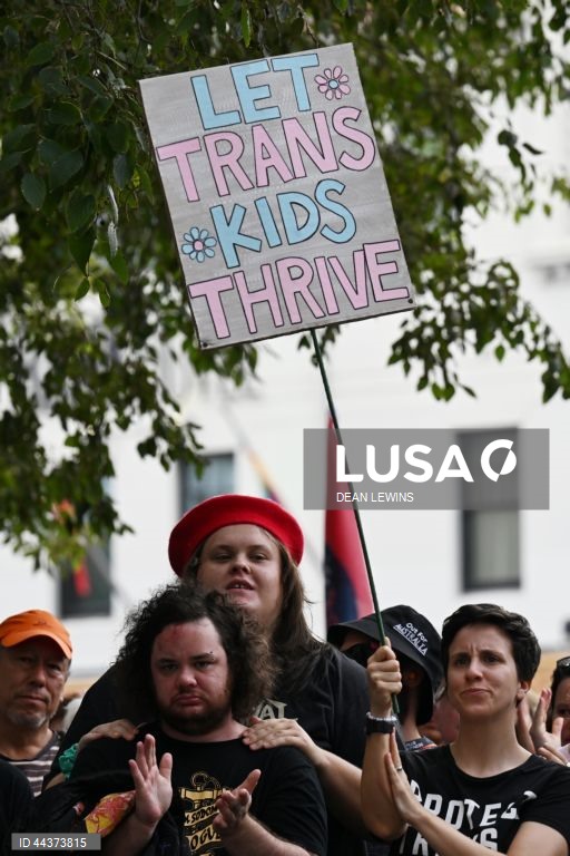 Manifestantes reúnem-se durante uma manifestação do Dia Nacional de Ação para a Proteção da Juventude Transgénero na Pride Square, em Newtown, Sydney, Austrália. Estão a ser realizadas manifestações de apoio aos jovens transgénero em todo o país para protestar contra leis que os defensores dizem ser um ataque com motivações políticas. 
