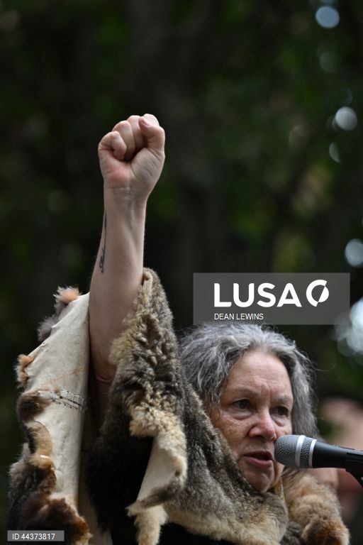 Manifestantes reúnem-se durante uma manifestação do Dia Nacional de Ação para a Proteção da Juventude Transgénero na Pride Square, em Newtown, Sydney, Austrália. Estão a ser realizadas manifestações de apoio aos jovens transgénero em todo o país para protestar contra leis que os defensores dizem ser um ataque com motivações políticas. 
