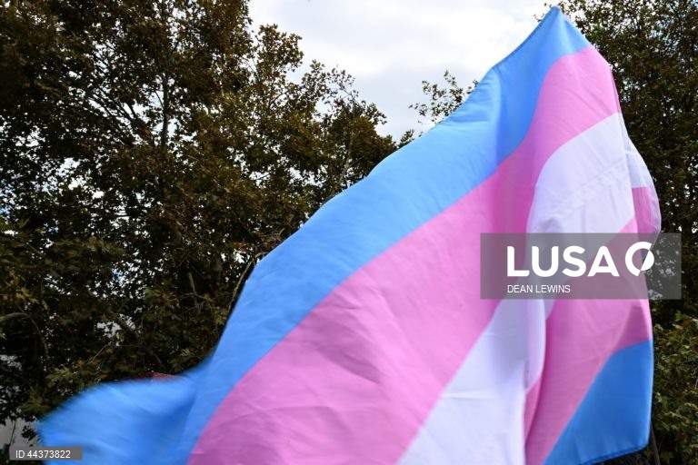 Manifestantes reúnem-se durante uma manifestação do Dia Nacional de Ação para a Proteção da Juventude Transgénero na Pride Square, em Newtown, Sydney, Austrália. Estão a ser realizadas manifestações de apoio aos jovens transgénero em todo o país para protestar contra leis que os defensores dizem ser um ataque com motivações políticas. 