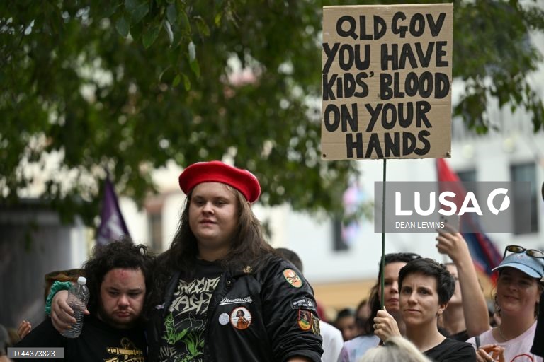 Manifestantes reúnem-se durante uma manifestação do Dia Nacional de Ação para a Proteção da Juventude Transgénero na Pride Square, em Newtown, Sydney, Austrália. Estão a ser realizadas manifestações de apoio aos jovens transgénero em todo o país para protestar contra leis que os defensores dizem ser um ataque com motivações políticas. 