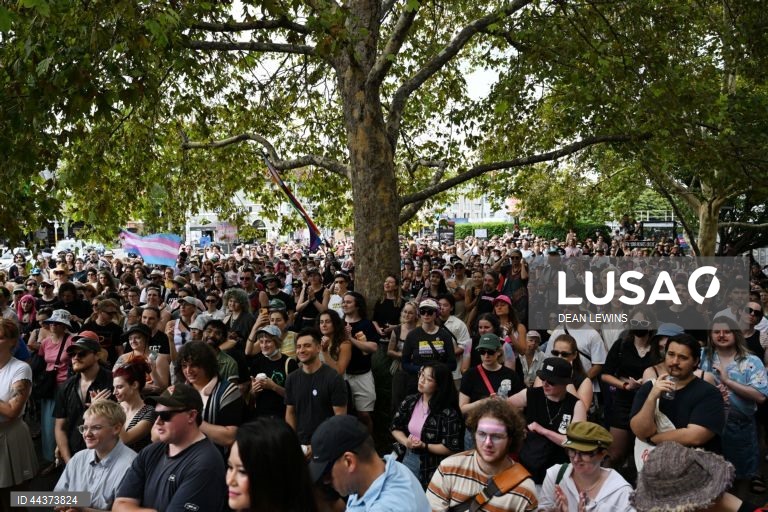 Manifestantes reúnem-se durante uma manifestação do Dia Nacional de Ação para a Proteção da Juventude Transgénero na Pride Square, em Newtown, Sydney, Austrália. Estão a ser realizadas manifestações de apoio aos jovens transgénero em todo o país para protestar contra leis que os defensores dizem ser um ataque com motivações políticas. 