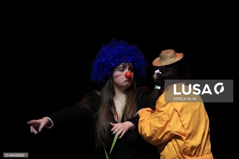 Teatro: Ensaio de imprensa da peça "O Que Carregamos?"