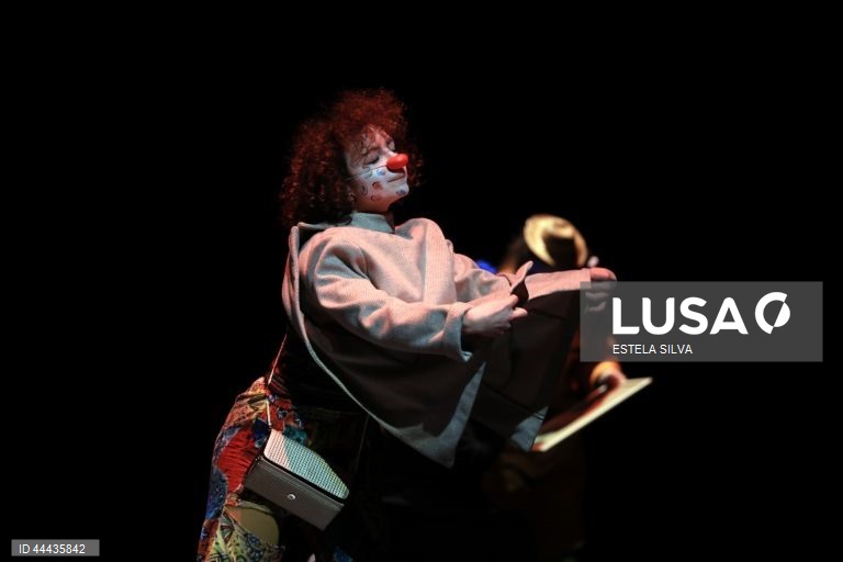 Teatro: Ensaio de imprensa da peça "O Que Carregamos?"