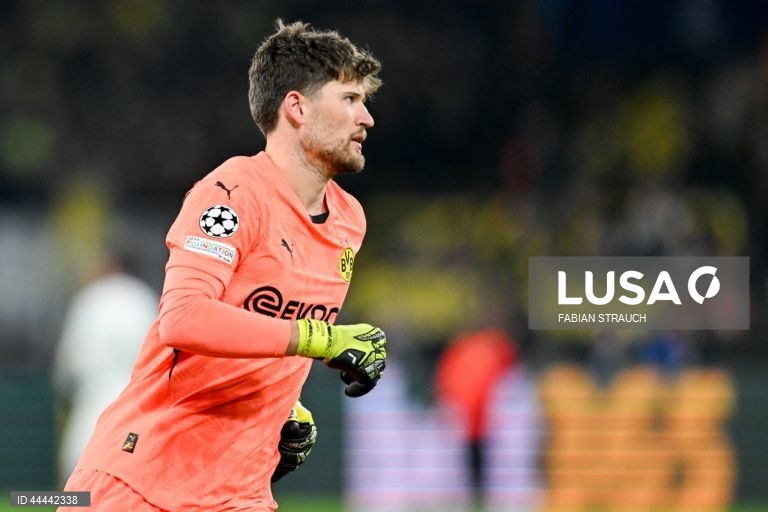 O Sporting foi hoje eliminado da Liga dos Campeões em futebol, ao empatar a zero no reduto do Borussia Dortmund, em encontro da segunda mão do play-off de acesso aos oitavos de final.