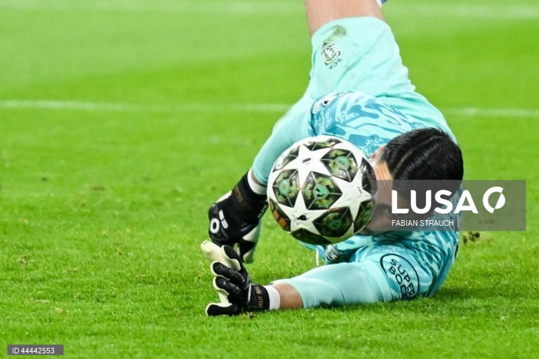 O Sporting foi hoje eliminado da Liga dos Campeões em futebol, ao empatar a zero no reduto do Borussia Dortmund, em encontro da segunda mão do play-off de acesso aos oitavos de final.