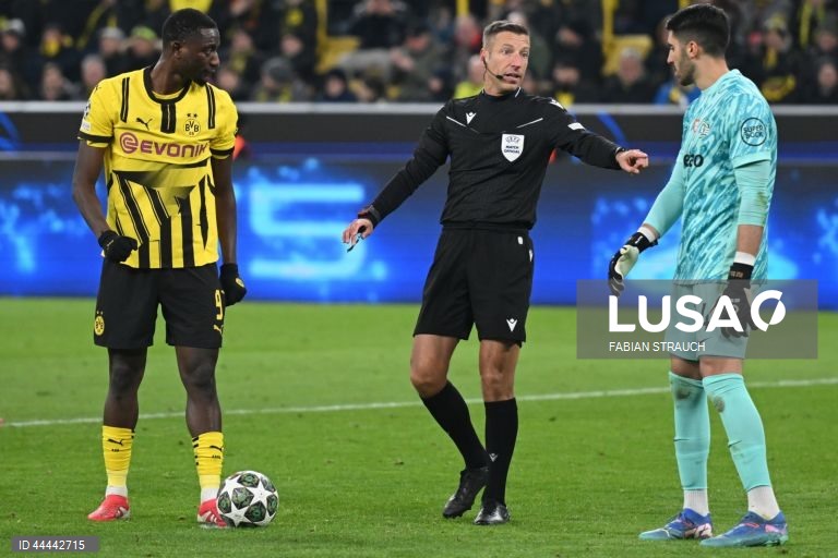 O Sporting foi hoje eliminado da Liga dos Campeões em futebol, ao empatar a zero no reduto do Borussia Dortmund, em encontro da segunda mão do play-off de acesso aos oitavos de final.