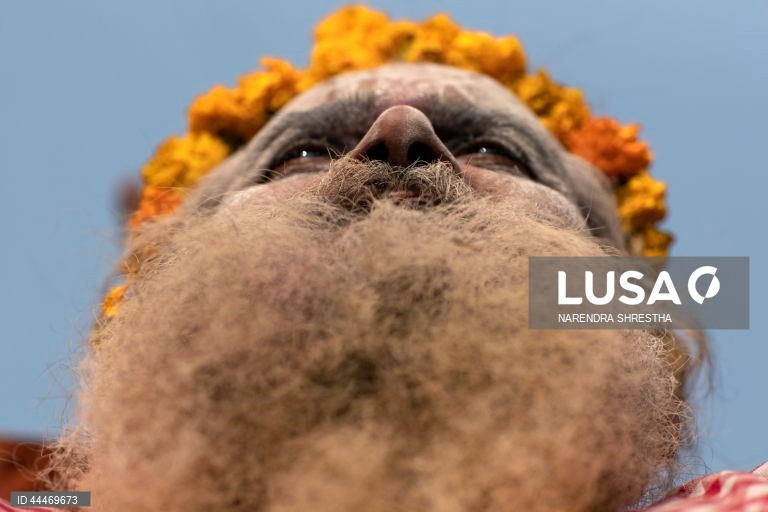 Nepal: homens santos hindus reúnem-se em Kathmandu antes do festival Maha Shivratri 