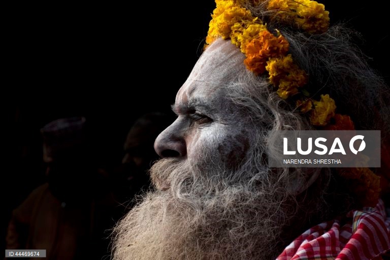 Nepal: homens santos hindus reúnem-se em Kathmandu antes do festival Maha Shivratri 