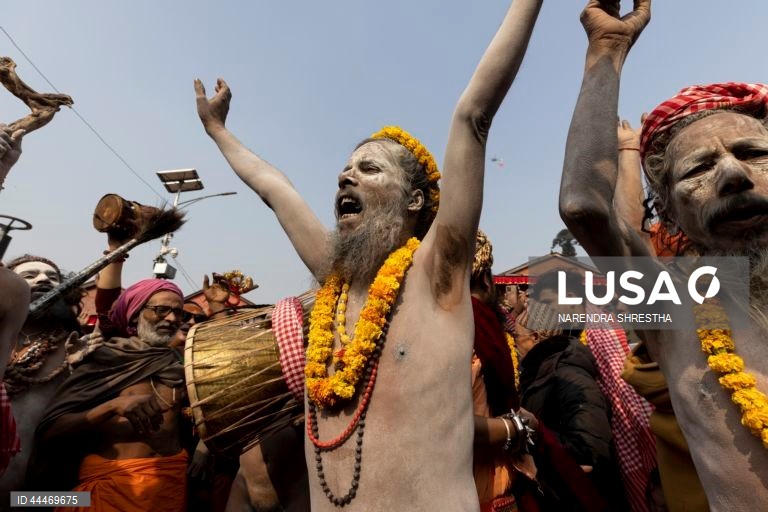 Nepal: homens santos hindus reúnem-se em Kathmandu antes do festival Maha Shivratri 